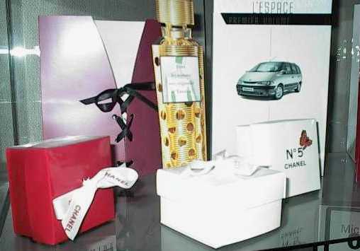 PLV, présentoirs, boîtes,
panneaux, collerrettes sont des éléments de la publicité sur le
lieu de vente mis en oeuvre par Comprex